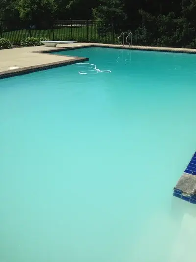 Havuz Suyu Beyazlaştı Neden? Kesin Sebepler ve Net Çözüm Yöntemleri